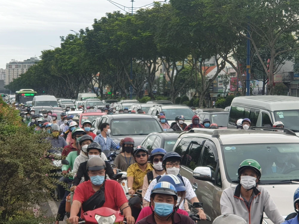 Xe máy, ô tô nhích từng chút một. Xe máy, ô tô nhích từng chút một.