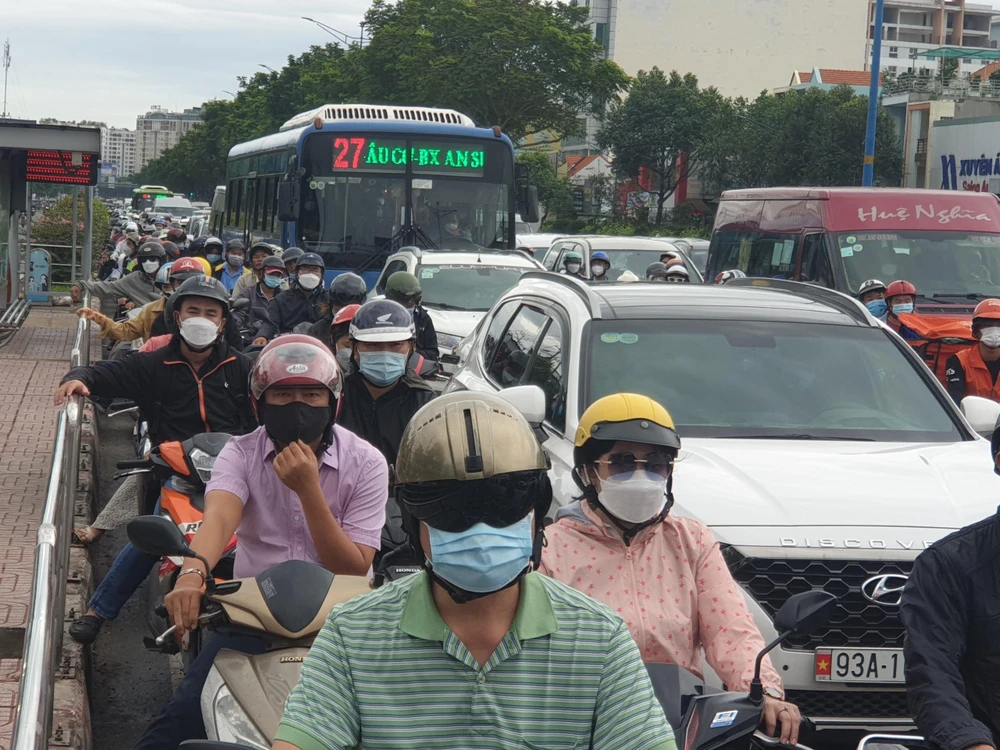 Người dân đi lại khó khăn vì kẹt xe. Người dân đi lại khó khăn vì kẹt xe.