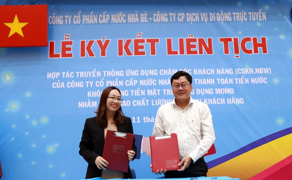 Ký kết hợp tác với Momo. Ảnh: NHẤT PHONG.