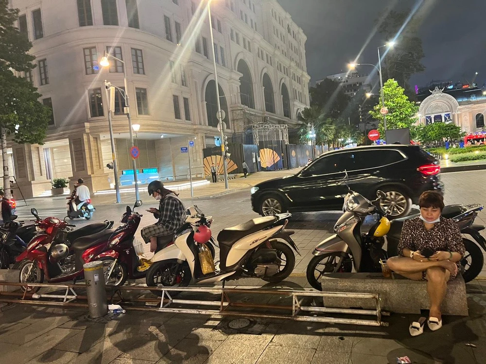 Tại khu vực phố đi bộ Nguyễn Huệ người dân cũng dừng đỗ dọc hai bên đường. Ảnh: ĐT.