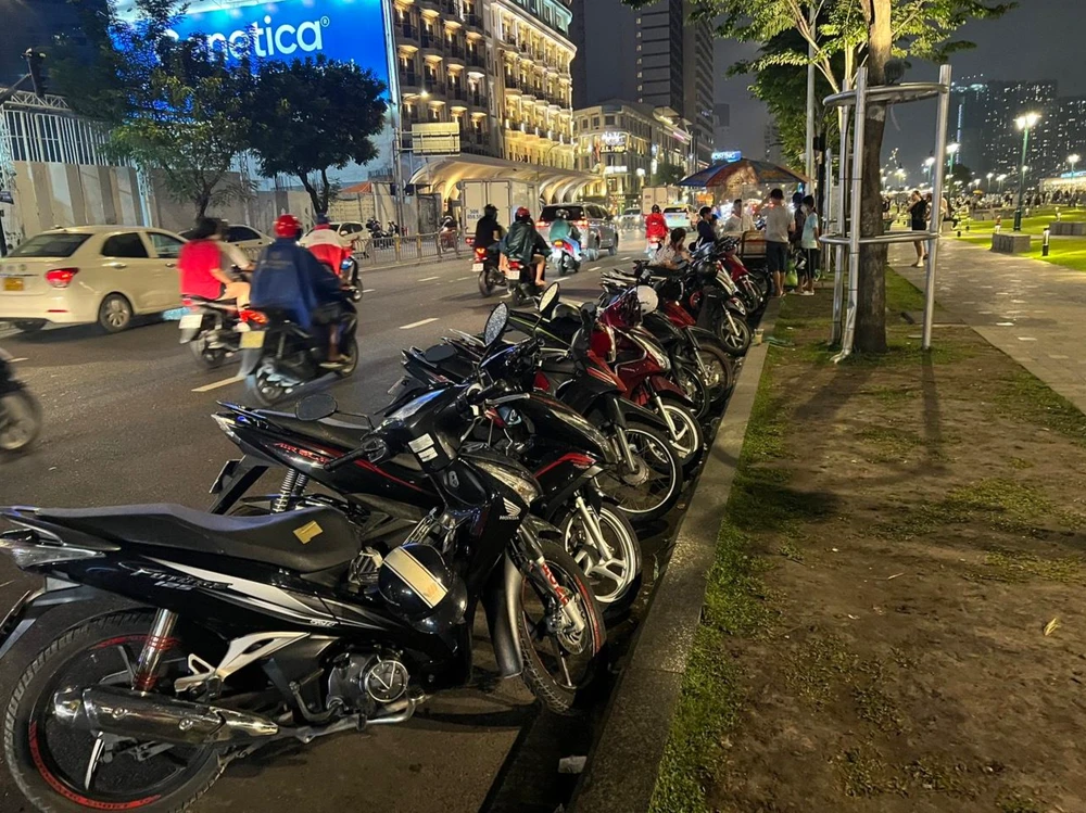 Khu vực quận 1 thiếu bãi giữ xe, người dân bỏ xe dưới lòng đường Tôn Đức Thắng. Ảnh: ĐT. Khu vực quận 1 thiếu bãi giữ xe, người dân bỏ xe dưới lòng đường Tôn Đức Thắng. Ảnh: ĐT.
