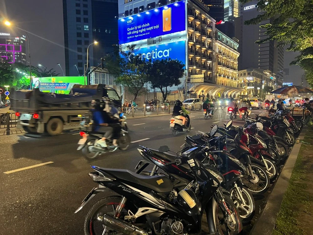 Việc đậu xe dọc tuyến đường có lượng phương tiện đi lại đông đúc gây mất an toàn giao thông. Ảnh: ĐT.