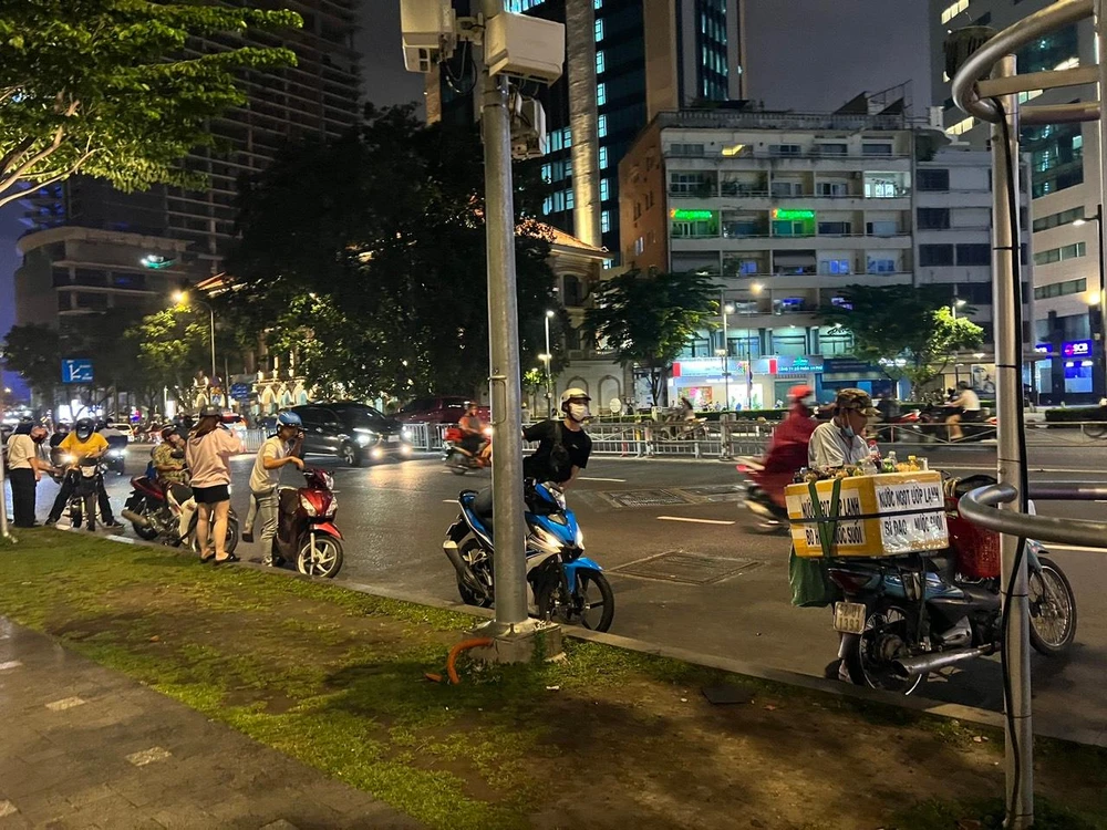 Xe máy, hàng rong đậu ngay dưới lòng đường làm mất mỹ quan đô thị khu vực này.