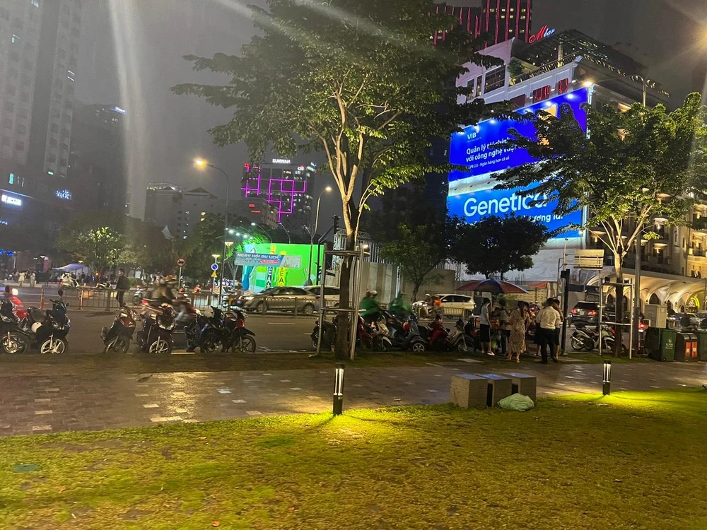 Người dân vô tư dừng, đỗ xe ngay dưới lòng đường Tôn Đức Thắng. Ảnh: ĐT.