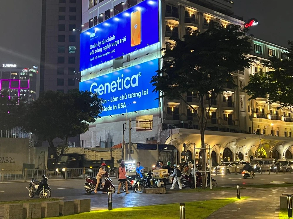 Xe hàng rong chiếm dọc đường Tôn Đức Thắng. Ảnh: ĐT.