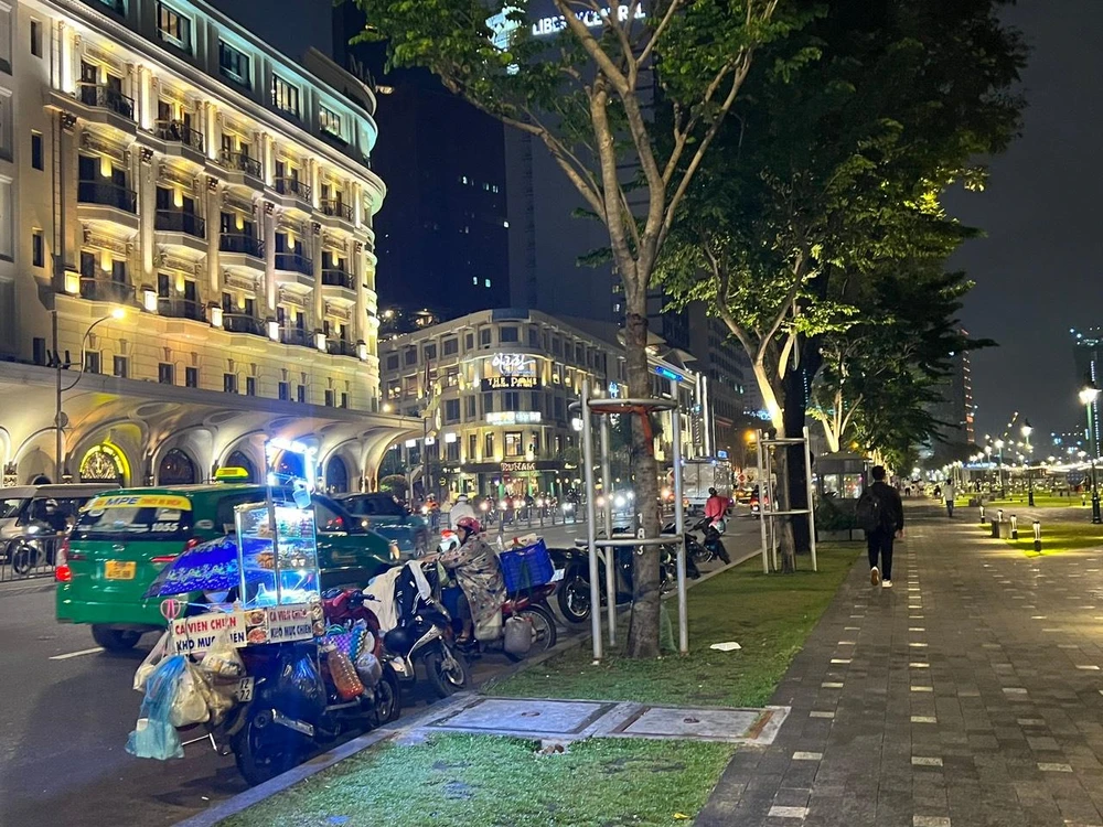 Những xe hàng rong "bám trụ" trên đường Tôn Đức Thắng. Ảnh: ĐT.