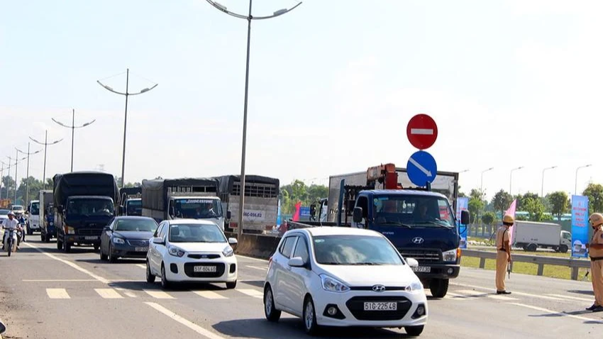 Con đường Võ Trần Chí. Ảnh: LÊ THOA.