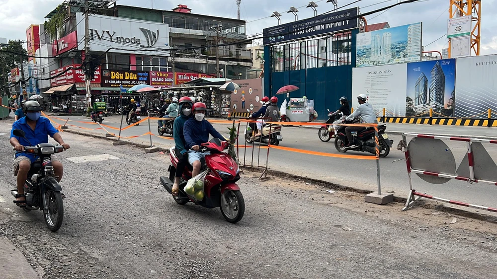 Trên đường Võ Văn Ngân có nhiều điểm đi lại khó khăn.