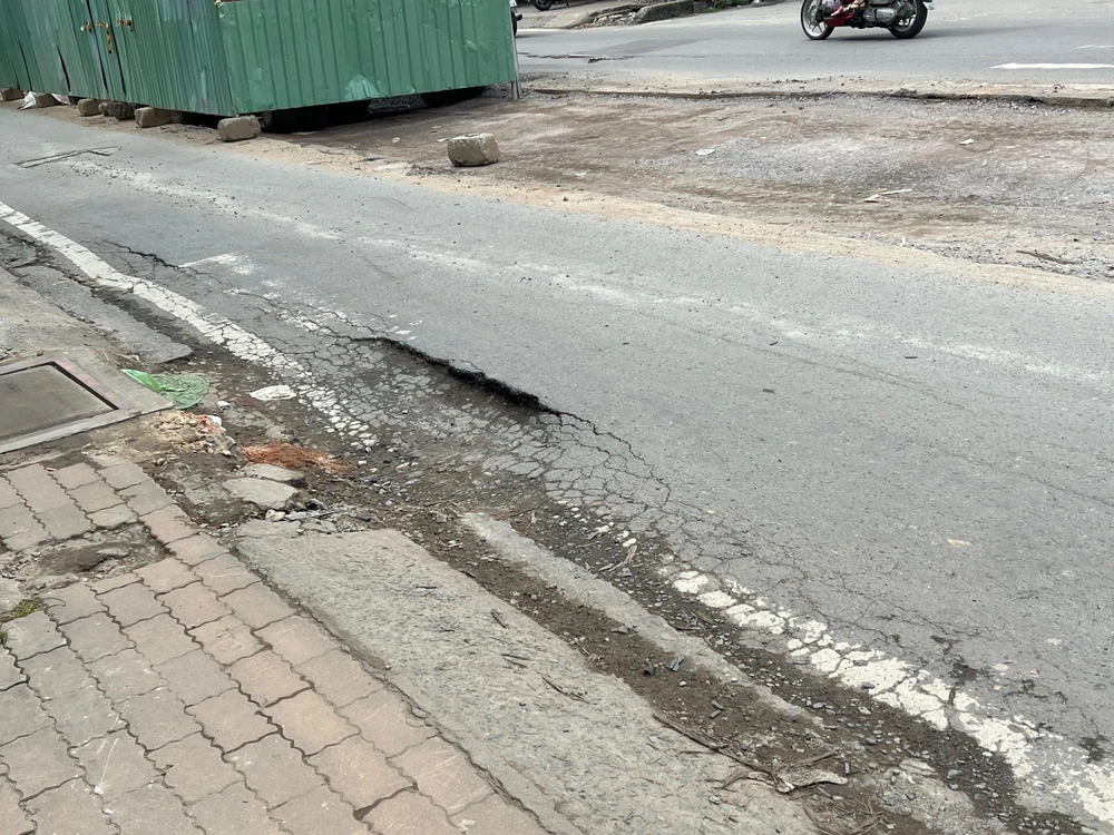 Nhiều điểm nứt, sụp lún trên đường.