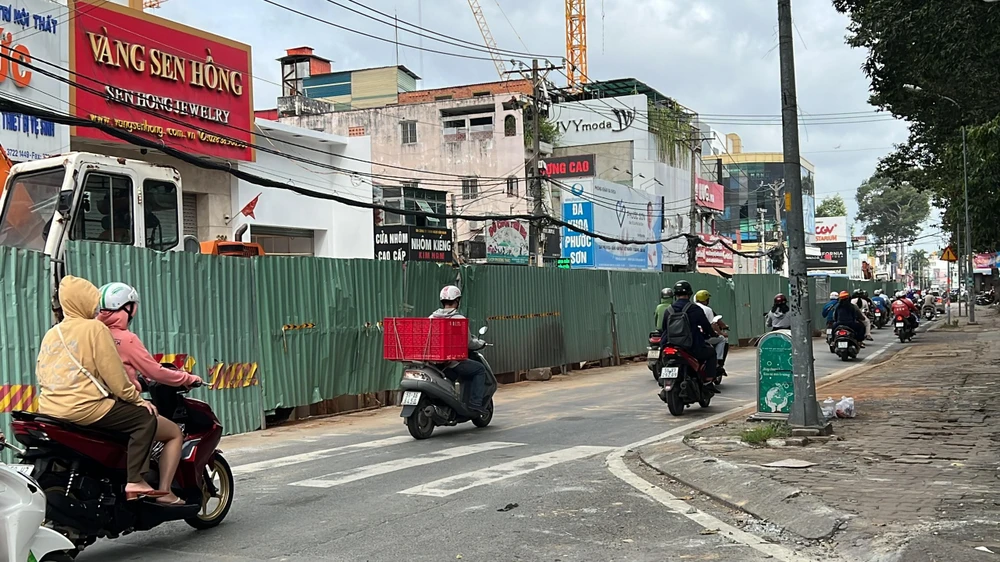 Tuyến đường thường xuyên kẹt xe, trở thành nỗi ám ảnh của người dân.