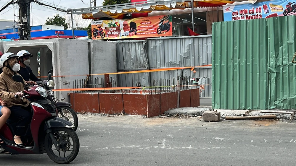 Nhiều điểm không được rào chắn, có cây sắt sắc nhọn gây nguy hiểm cho người tham gia giao thông.