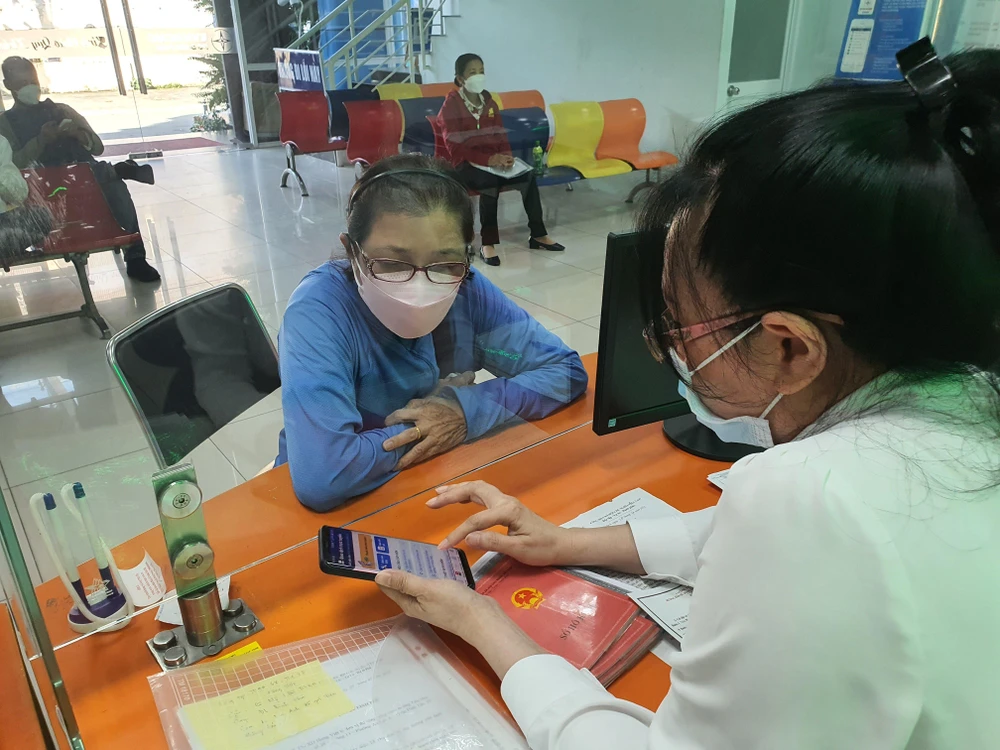 Để nhận các tin nhắn qua ứng dụng điện tử, khách hàng sử dụng điện tại TP.HCM cần cài đặt App EVNHCMC CSKH, quan tâm và theo dõi trang EVNHCMC trên Zalo hoặc đăng ký địa chỉ email.