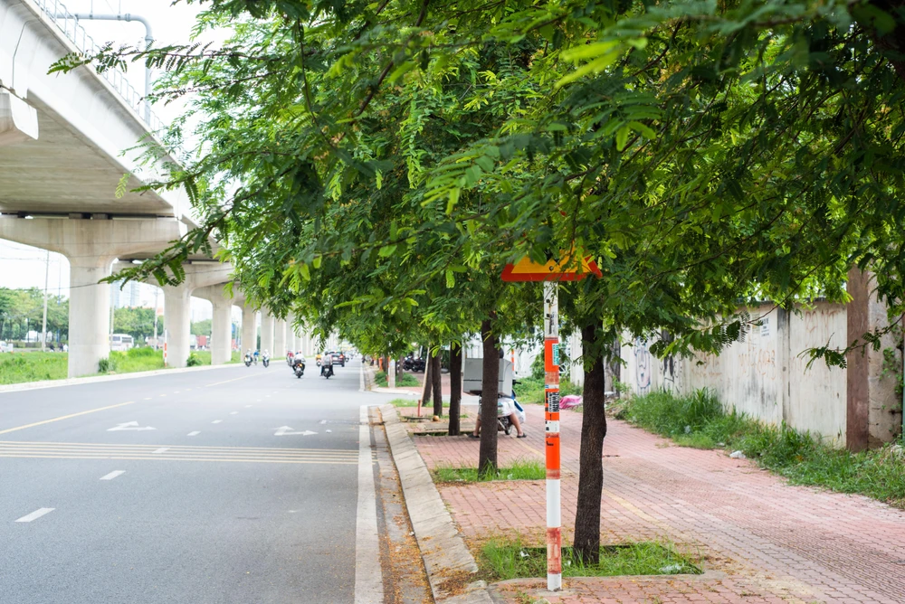 Biển báo trên đường song hành Xa lộ Hà Nội bị che khuất. Ảnh: HƯỚNG HỒNG.