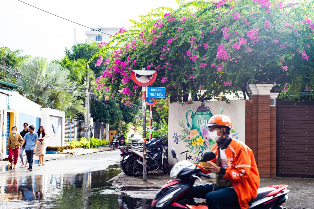 Tuyến đường ở khu vực Thảo Điền, TP Thủ Đức cũng bị che khuất. Ảnh: HỮU HƯỚNG.