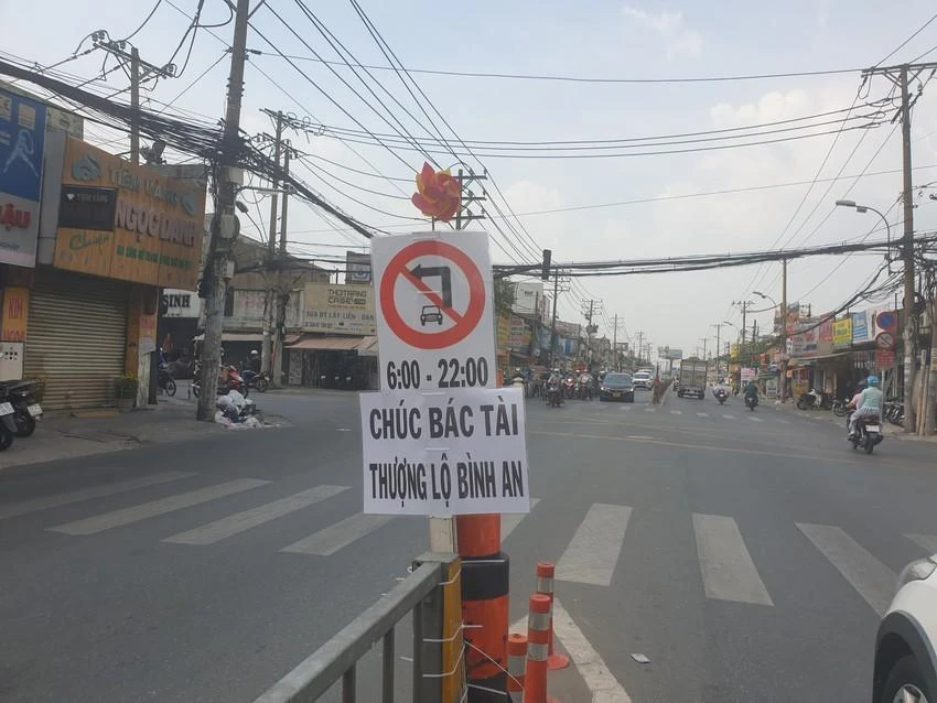 Biển báo cấm rẽ trái theo khung giờ nơi đây bị che khuất khiến nhiều bác tài bị xử phạt. Trước tình hình đó, người dân đã tự cắm một biển báo ở ngã tư Trường Chinh - Tân Kỳ Tân Quý để cảnh báo cho bác tài. Sau đó, Sở GTVT đã gỡ bỏ biển báo này. Ảnh: ĐT.