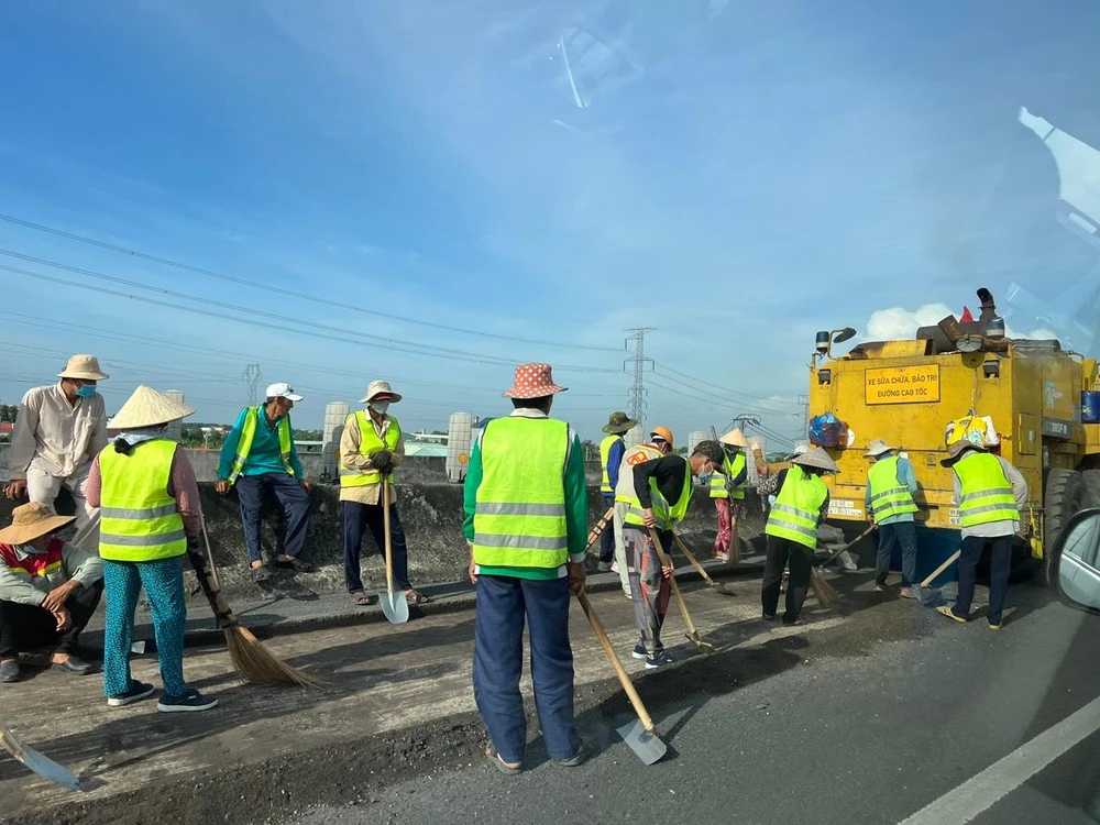 Cao tốc TP.HCM - Trung Lương thường xuyên phải sửa chữa. Ảnh: ĐT. Cao tốc TP.HCM - Trung Lương thường xuyên phải sửa chữa. Ảnh: ĐT.