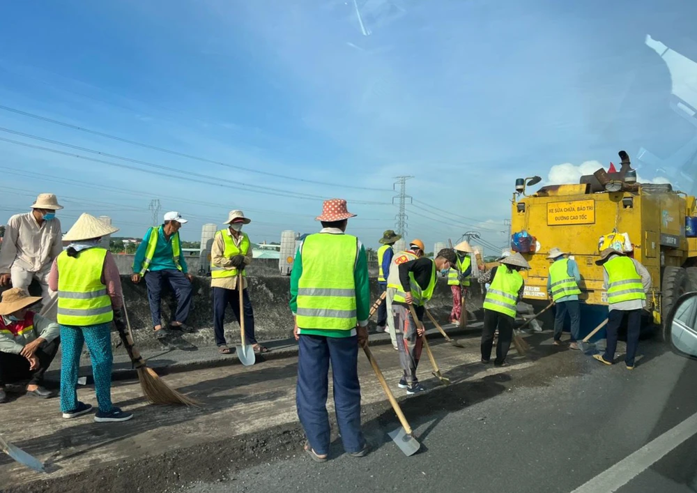 Cao tốc TP.HCM - Trung Lương đã xuống cấp và thường xuyên phải sửa chữa. Ảnh: ĐT.