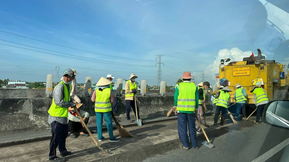 Cao tốc TP.HCM - Trung Lương đã xuống cấp và thường xuyên phải sửa chữa. Ảnh: ĐT.