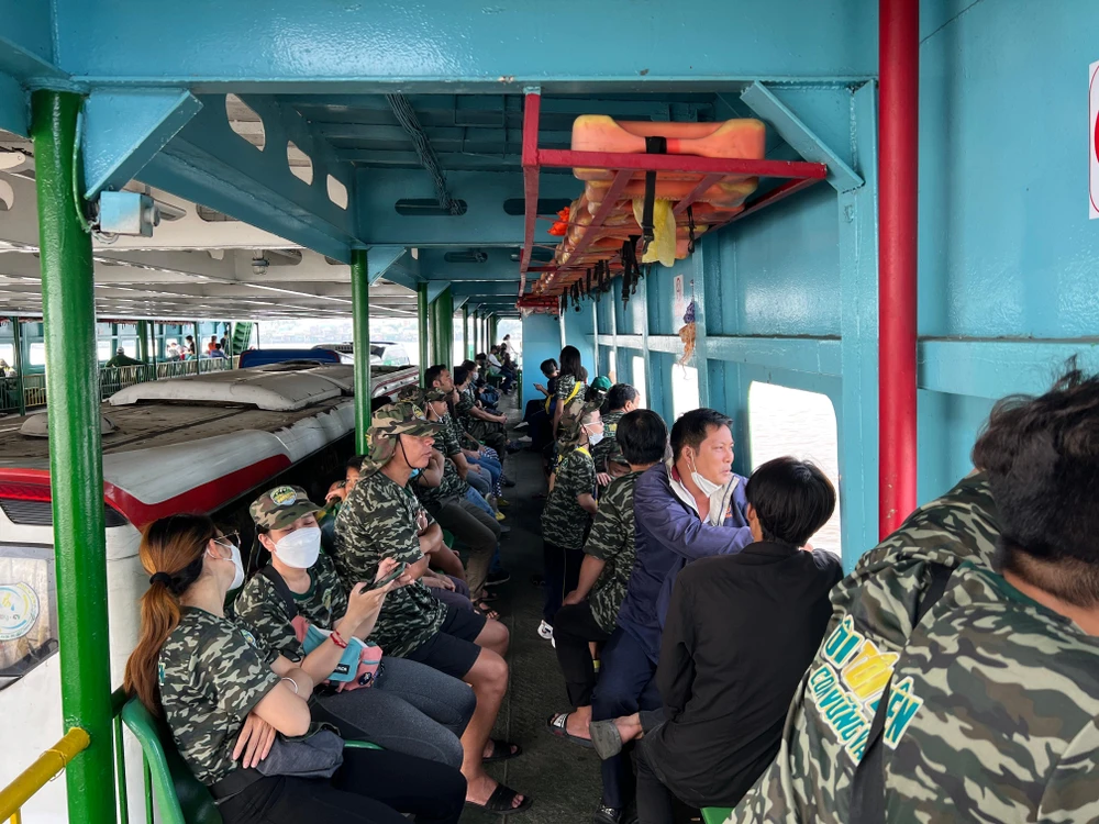 Hầu hết các băng ghế trên phà đều có khách ngồi.