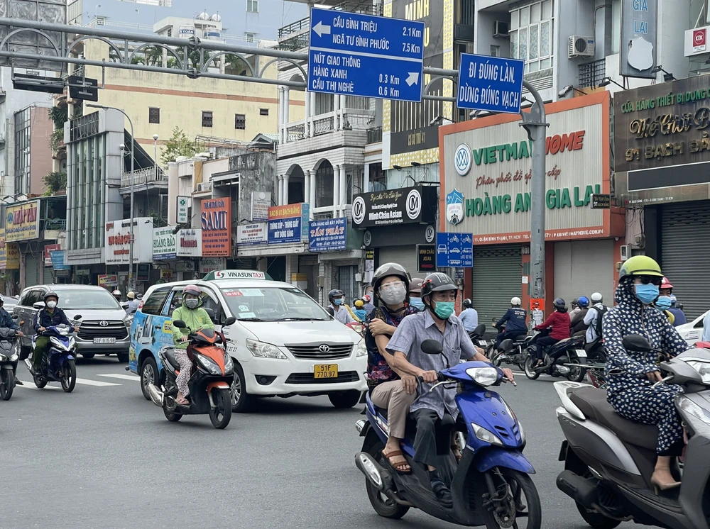 Dù giá xăng dầu đã được điều chỉnh giảm mạnh, song giá cước vận tải vẫn "nằm im". Ảnh: ĐT.