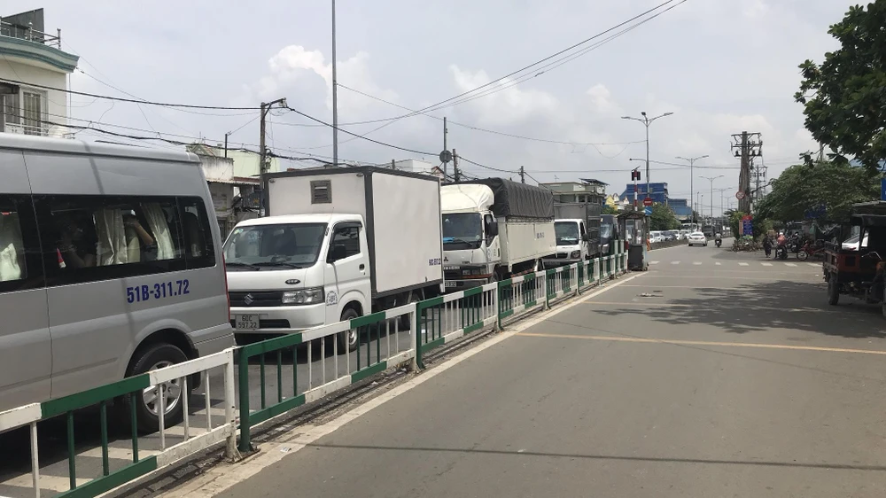 Các phương tiện xếp hàng dài lên phà. Ảnh: CTV.