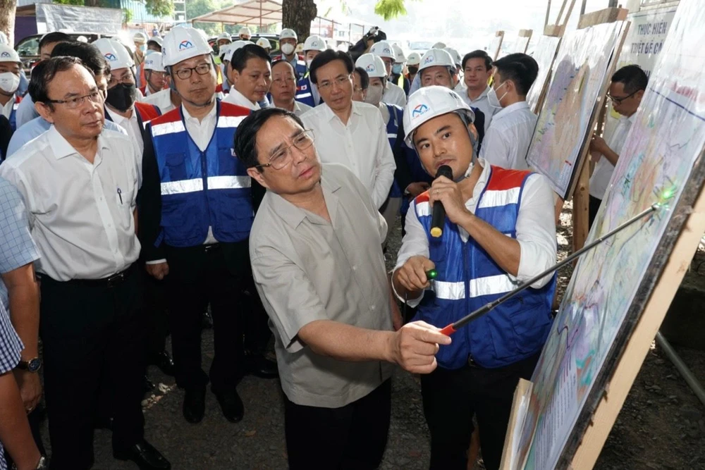 Thủ tướng Chính phủ Phạm Minh Chính thị sát tuyến metro số 1. Ảnh: Nguyệt Nhi.