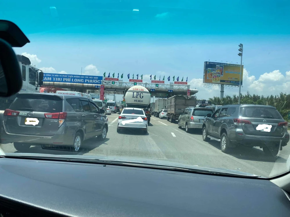 Tình trạng ùn ứ, kẹt xe diễn ra cả sáng tới trưa 29-7. Ảnh: Trí Đặng.