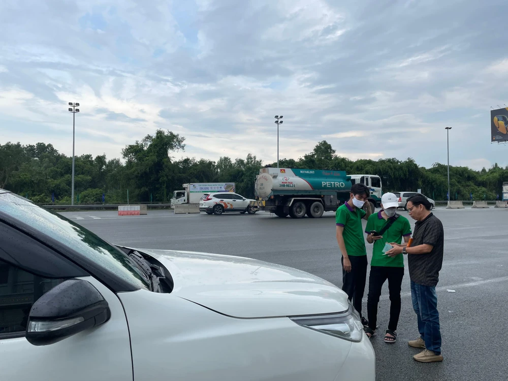 Tỉ lệ dán thẻ ETC ở các tỉnh Đông Nam bộ vẫn ở mức thấp. Ảnh: ĐT.