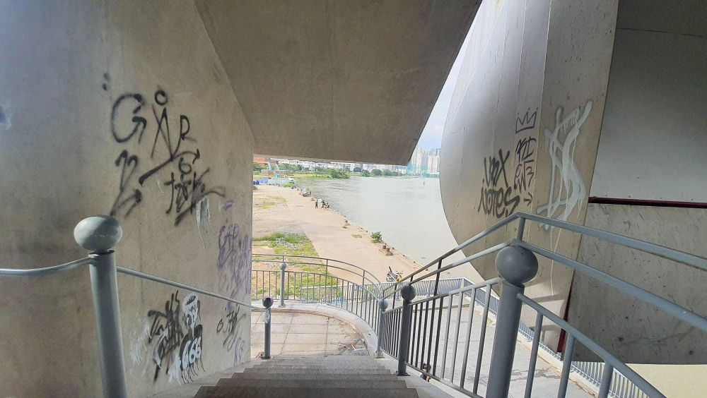 Lối cầu thang lên cầu Thủ Thiêm 2 bị vẽ bậy.