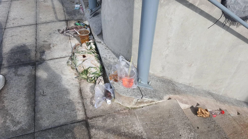 Rác thải bị vứt dọc cầu.
