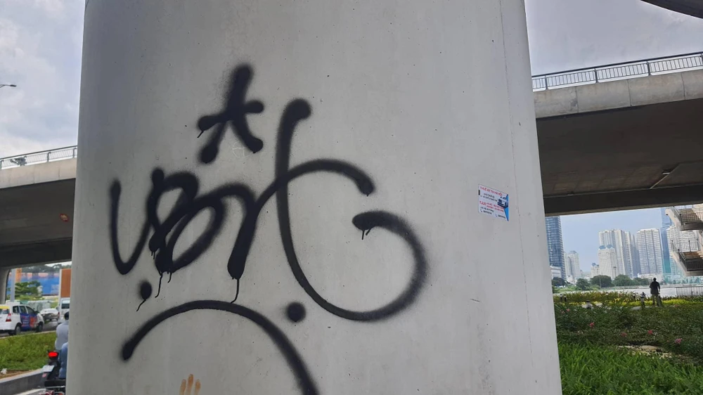 Sở GTVT TP kiến nghị lắp đặt camera để giám sát, xử lý các trường hợp vẽ bậy. Ảnh:ĐT.