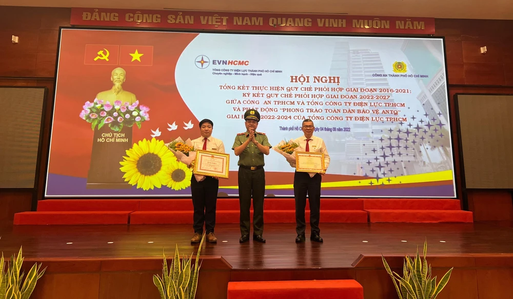 Ban Lãnh đạo EVNHCMC nhận bằng khen từ Công an TP.HCM. Ảnh: ĐT.