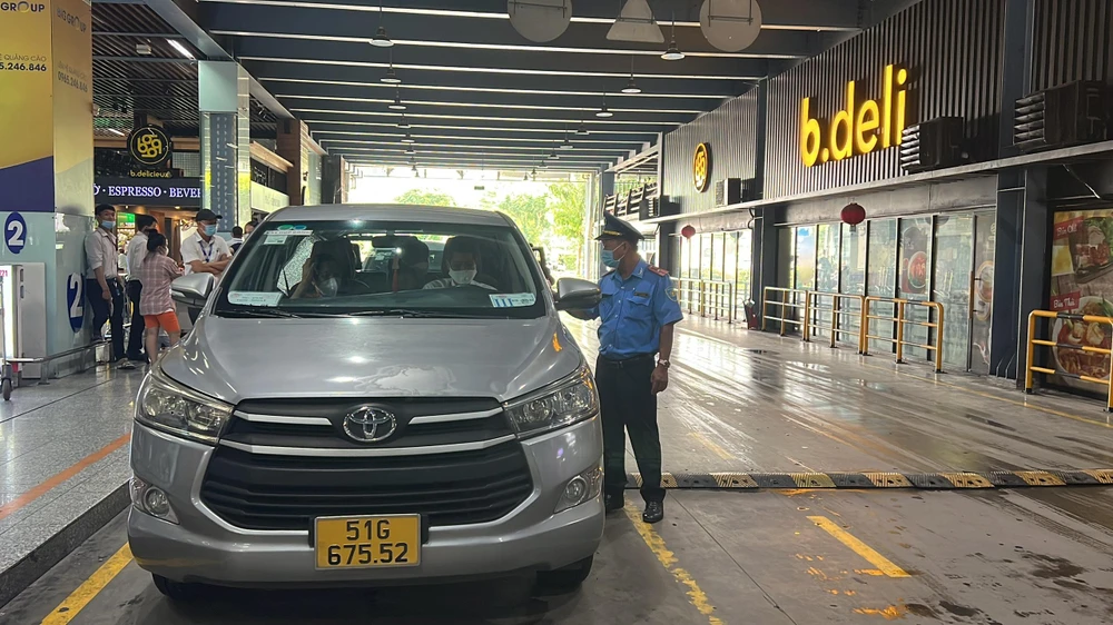 Thanh tra Sở GTVT tăng cường kiểm tra ở sân bay Tân Sơn Nhất. Ảnh: ĐT.