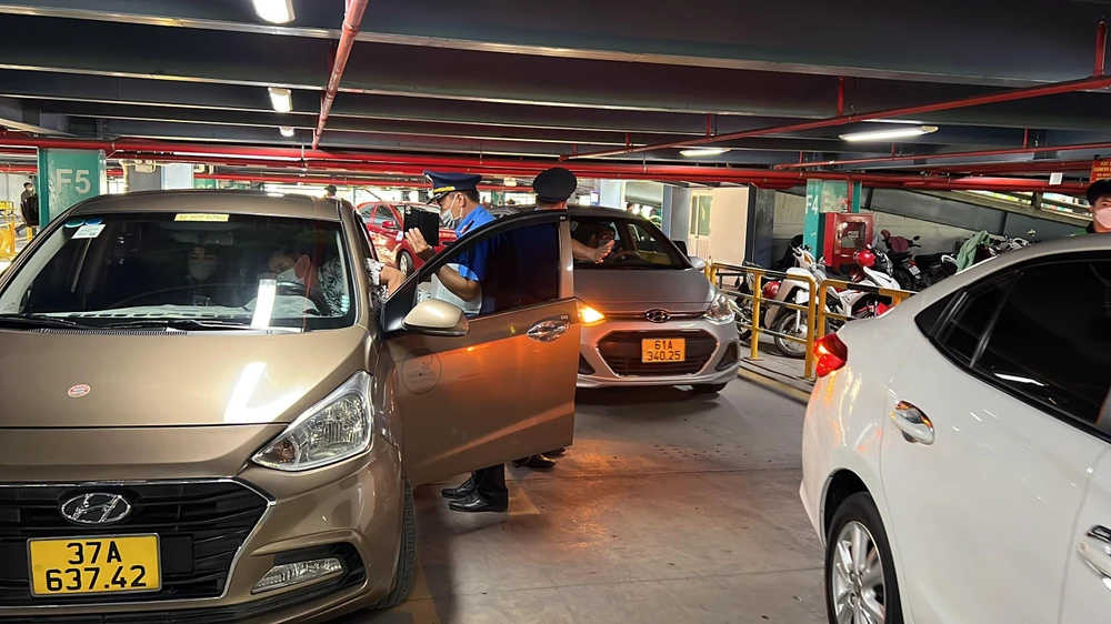 Xe công nghệ đón khách ở làn D1, D2. Ảnh: ĐT.