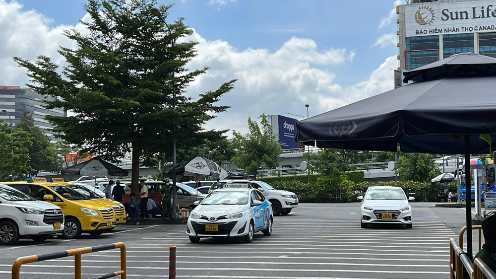 Bãi đệm xe taxi giúp giải quyết ùn tắc khu vực sân bay Tân Sơn Nhất. Ảnh: ĐÀO TRANG.