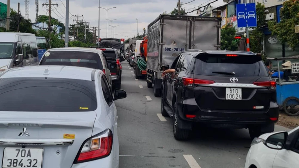 Mất hơn 1 giờ đồng hồ nhiều xe vẫn chưa được di chuyển qua phà Cát Lái. Ảnh: Chiếc Dép.