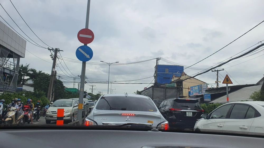 Kẹt xe kéo dài tại khu vực phà Cát Lái. Ảnh: CTV.