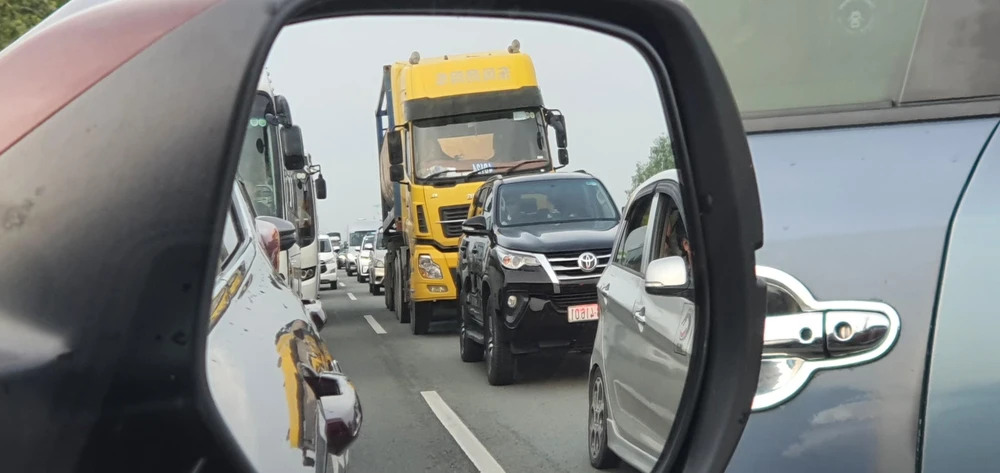 Tình trạng kẹt xe kéo dài trên cao tốc vào sáng ngày 6-8. Ảnh: CTV.