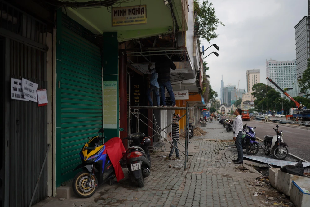 Người dân vui mừng khi phần mặt tiền đường đang dần được lộ diện. Ảnh: ĐT.