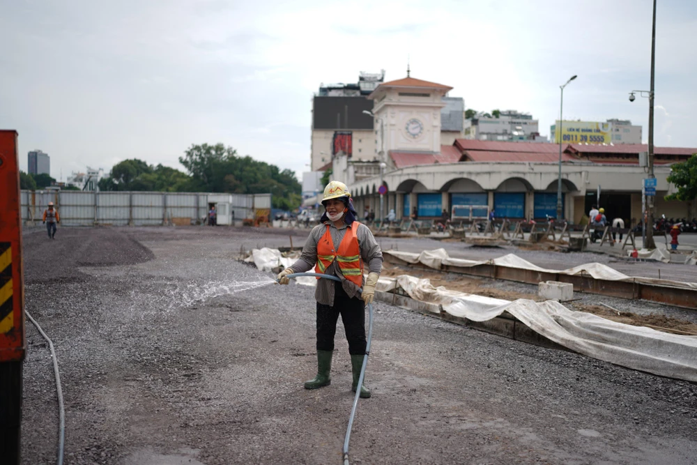 Đường Lê Lợi, phía trước chợ Bến Thành đang được thảm nhựa. Ảnh: ĐT.