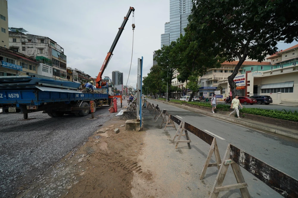 Đường Lê Lợi đang được tiếp tục tái lập, thảm nhựa. Ảnh: ĐT.