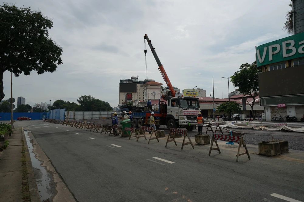 Các đơn vị đang nỗ lực hoàn trả mặt bằng trước khu vực chợ Bến Thành. Ảnh: ĐT.