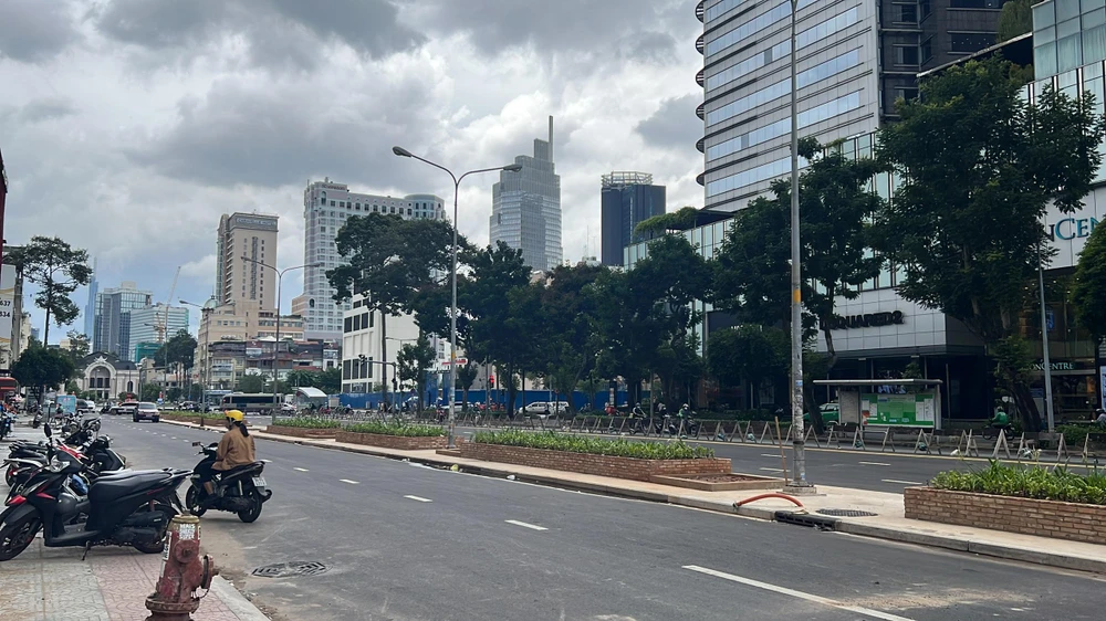 Các đoạn tiếp theo vẫn được đơn vị thi công tiếp tục hoàn trả, xây dựng cảnh quan phục vụ đi lại cho người dân. Ảnh: ĐT.