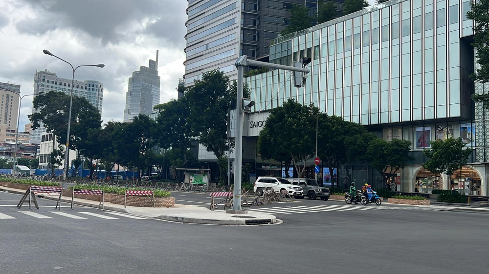 Ban Quản lý Đường sắt đô thị TP.HCM (MAUR) đã đưa ra phương án tháo dỡ rào chắn, hoàn trả mặt bằng và tái lập cảnh quan trên trục đường Lê Lợi (quận 1) vào ngày 2-9. Ảnh: ĐT.