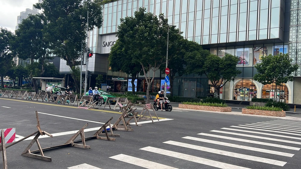 Tái lập mặt đường Lê Lợi (đoạn từ Nguyễn Huệ đến chợ Bến Thành) thực hiện theo ba giai đoạn. Trong đó, nhà thầu sẽ tái lập, làm mới vỉa hè, lề đường; hoàn thiện thiết kế đô thị trên lòng đường và vỉa hè; nâng cấp về tiện ích xã hội nhằm khuyến khích người đi bộ sử dụng phương tiện công cộng và thương mại hai bên trục đường. Ảnh: ĐT.