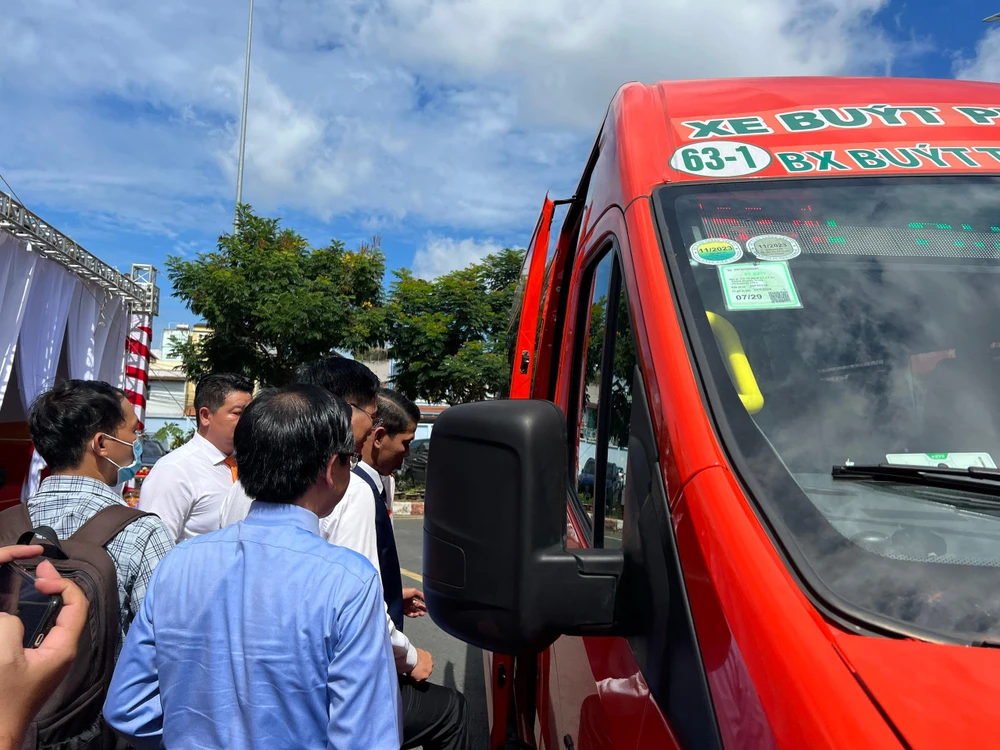 Nhiều hành khách trải nghiệm với tuyến xe buýt mới. Ảnh: ĐT.