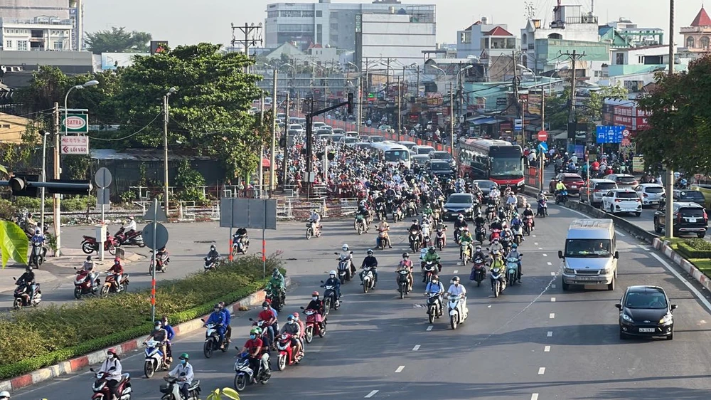 Sở GTVT TP.HCM thông báo cấm xe ô tô rẽ trái từ Quốc lộ 13 vào đường Hiệp Bình trong khoảng thời gian từ 6 giờ đến 9 giờ và từ 16 giờ đến 19 giờ. Ảnh: ĐT.
