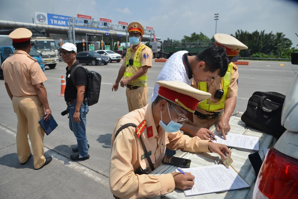 Nhiều phương tiện quên nạp tiền vào tài khoản ETC. Nhiều phương tiện quên nạp tiền vào tài khoản ETC.