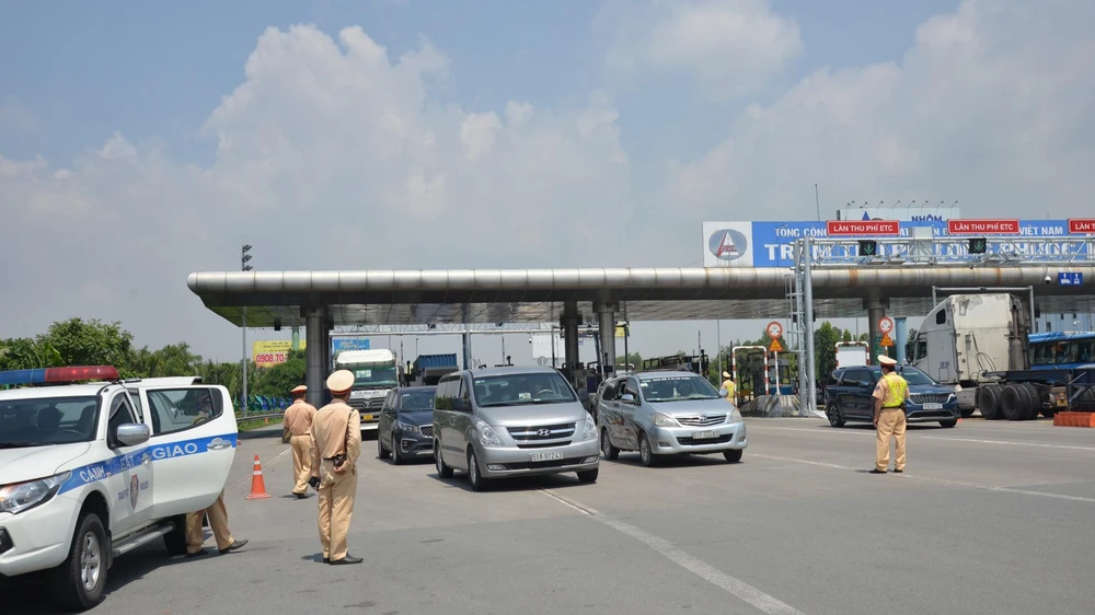 Cục CSGT kiểm tra trên cao tốc TP.HCM - Long Thành - Dầu Giây. Cục CSGT kiểm tra trên cao tốc TP.HCM - Long Thành - Dầu Giây.