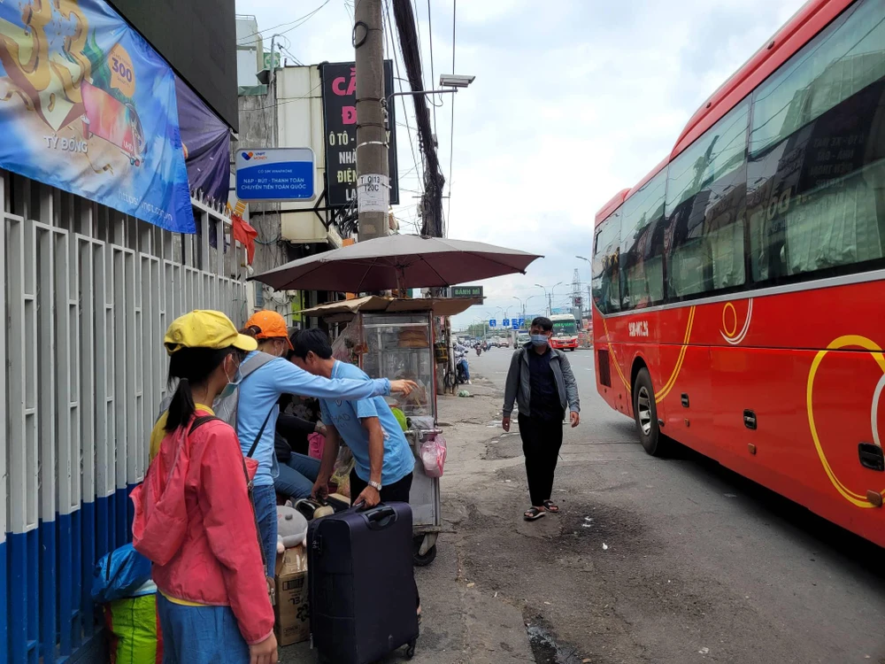 Hãng xe thay đổi nhiều địa điểm đón trả khách, gây phiền hà dù hành khách phải tới bến xe mua vé. Ảnh: TT.